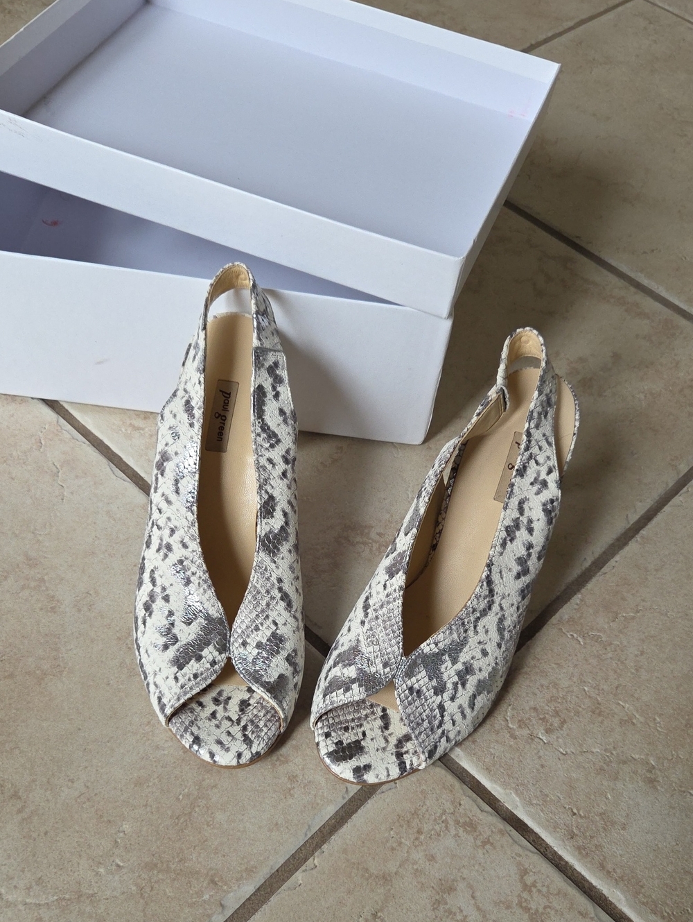 NWT Womens Snake-Print Peep-Toe Slingback Heels in White/Grey